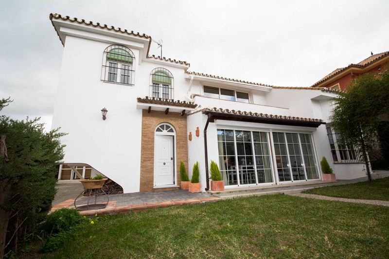 Estepona Real Estate - Comfortable family villa close to the beach and marina